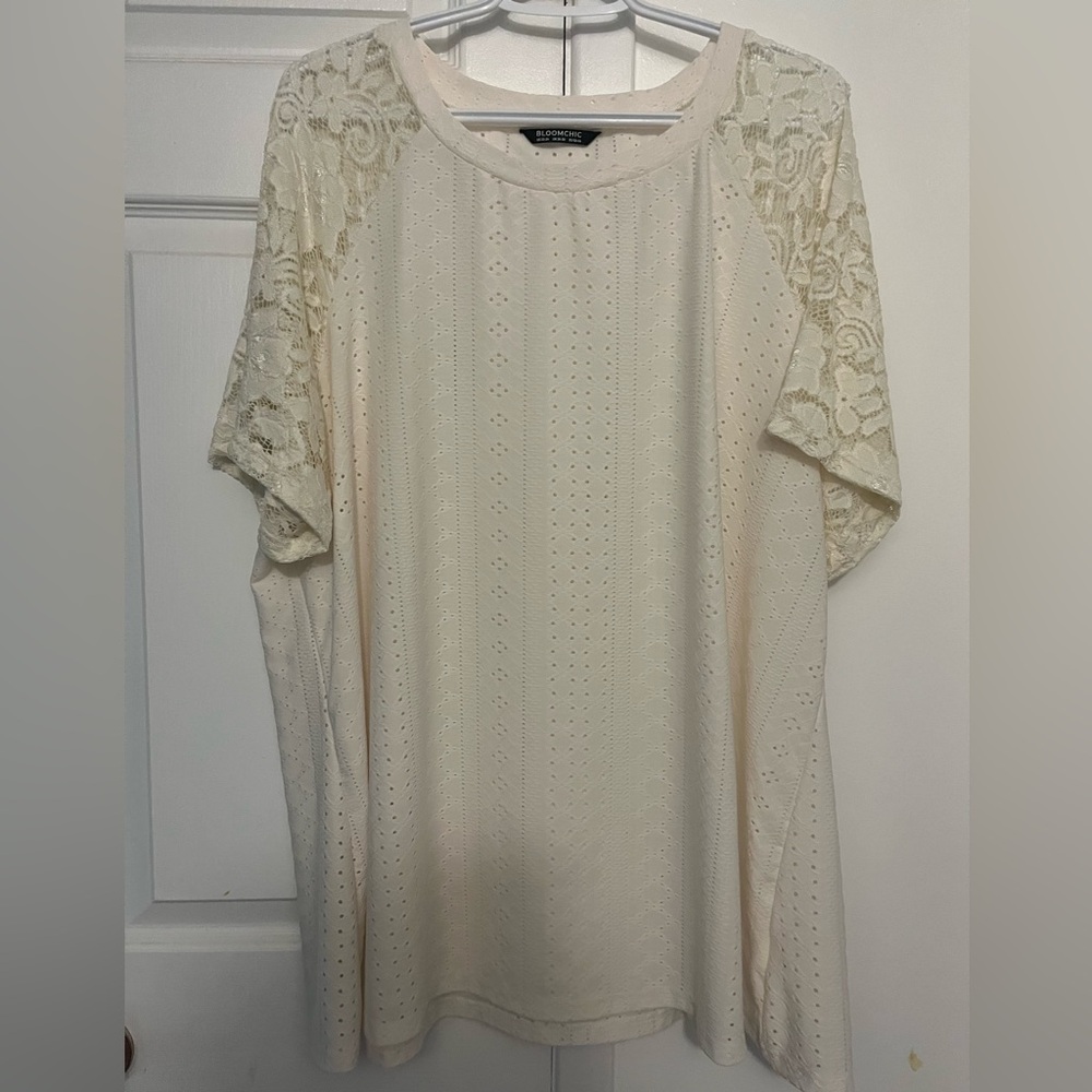 BloomChic Blouse with lace sleeves - Picture 3 of 3
